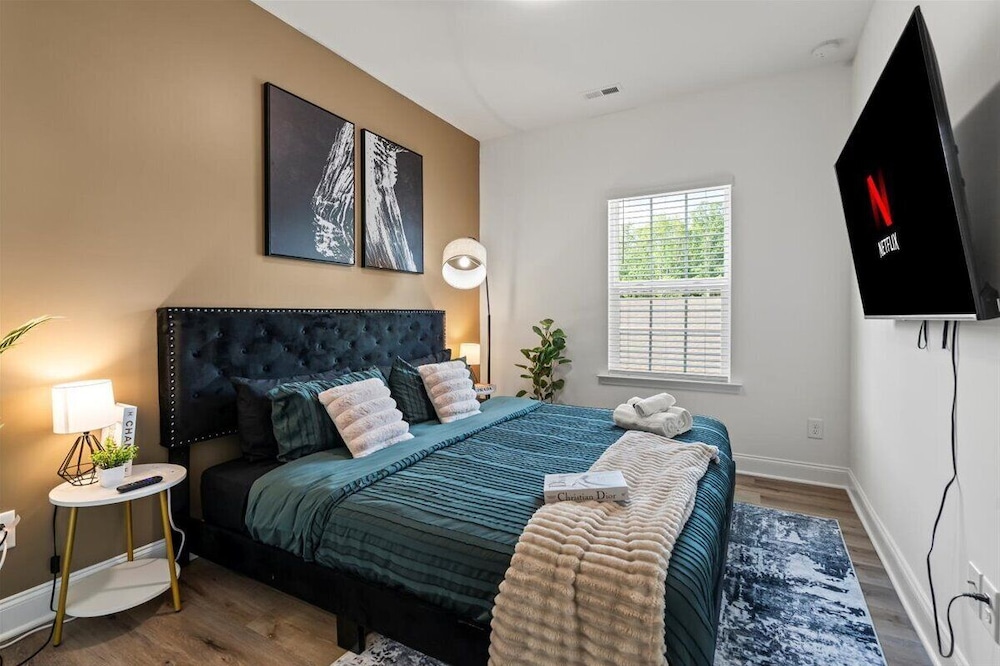 3BR Townhouse Mins to Uptown Charlotte