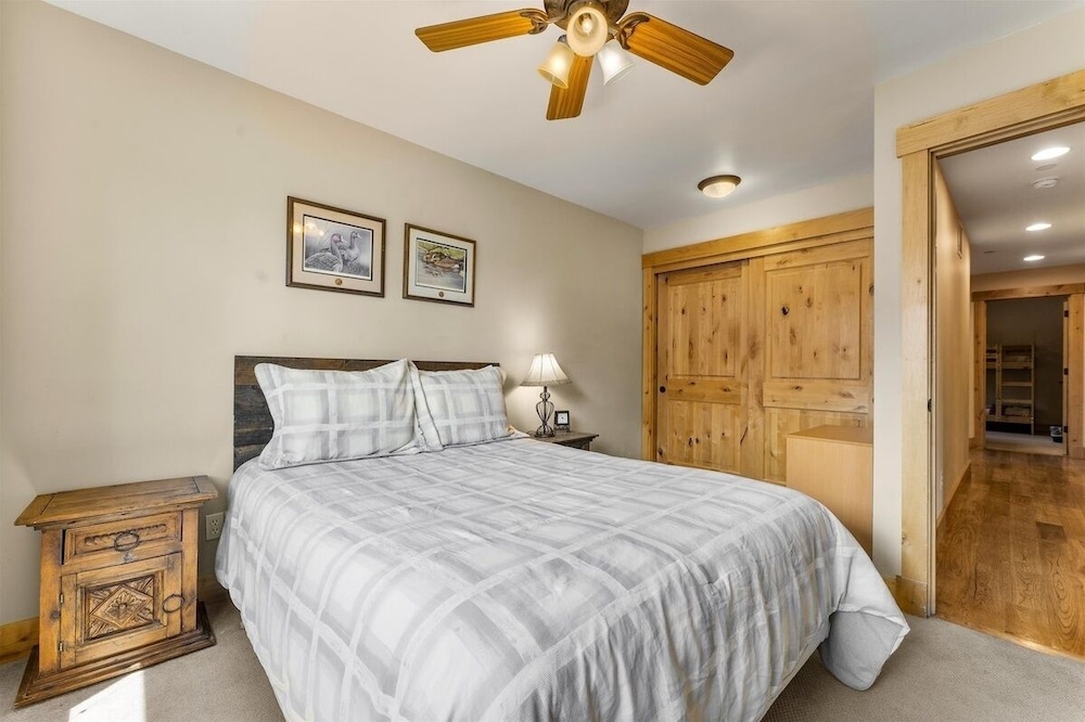 Shaquinaw! 5 Bedroom Home by RedAwning view 5