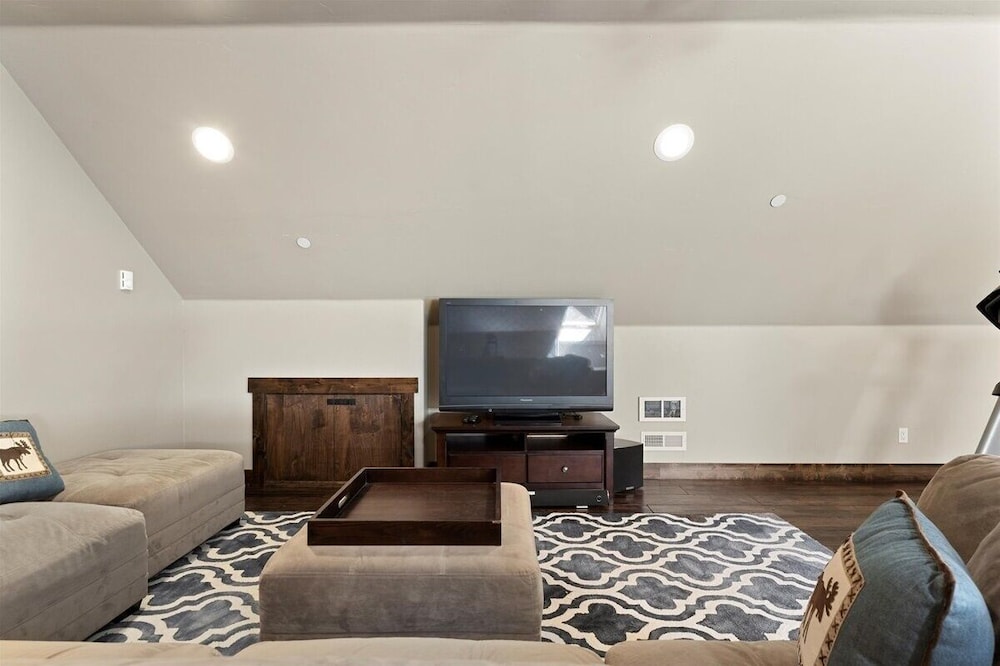 Cyh1012 - Hidden Cedar 5 Bedroom Home