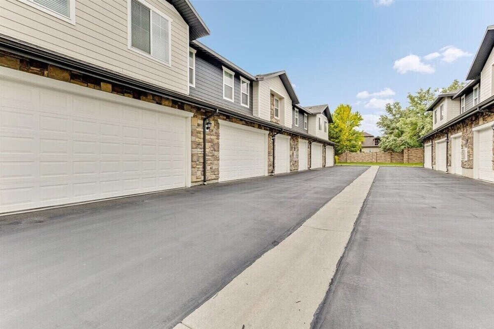 Modern w/ Pool, Gym, Hottub, Golf, Pet Friendly!