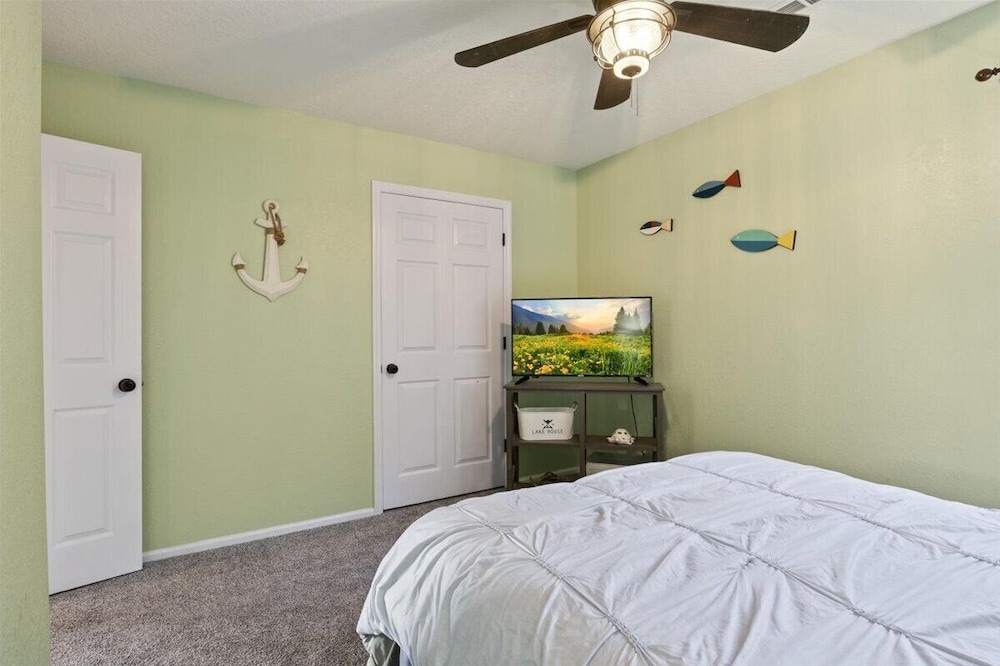 Lakefront Condo w/ Screened Patio, 3 Pools, Boat Slip in Osage Beach