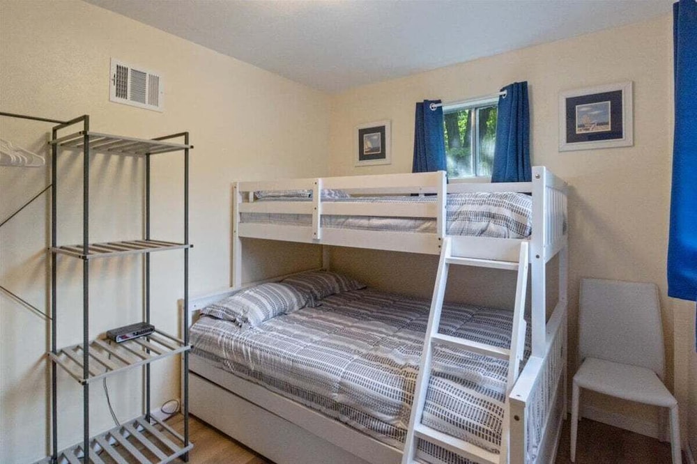 Lakefront Home, Private Dock + Kayaks,arcade Games, Pet Friendly