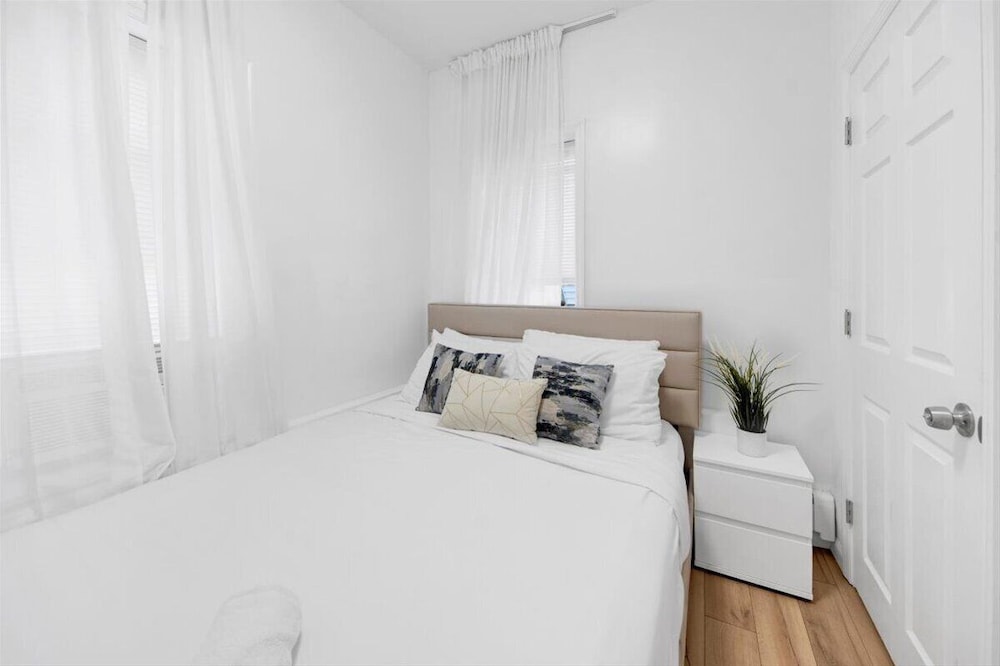 Luxury 5 BR Home Free Parking