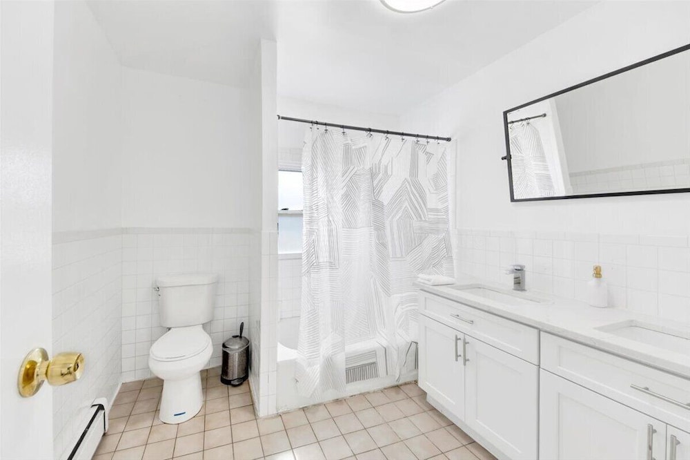 Luxury 5 BR Home Free Parking