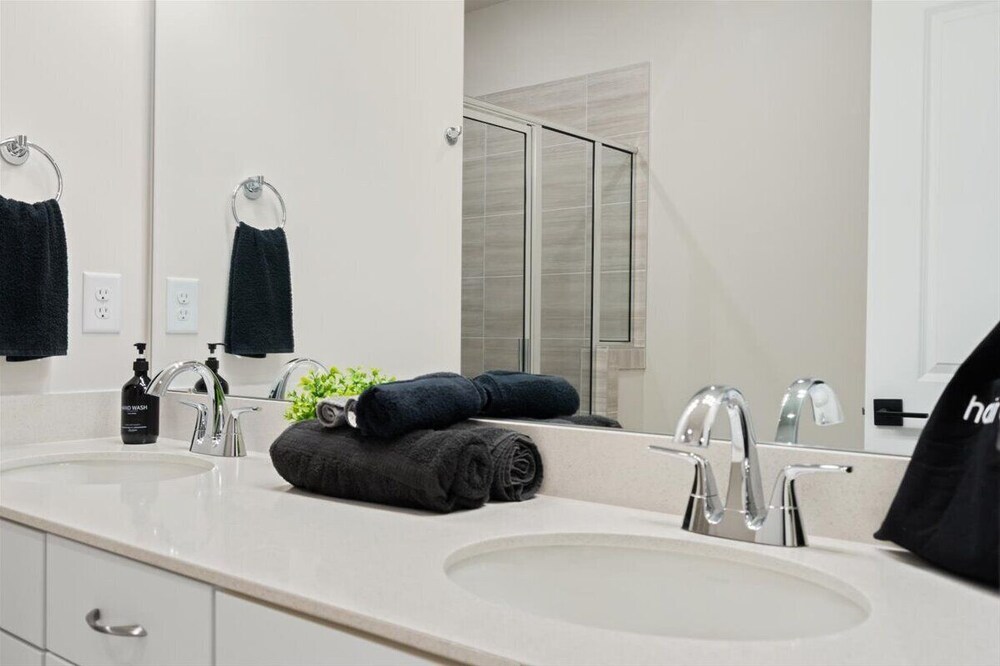 Luxe King 3BR Townhouse in Uptown CLT