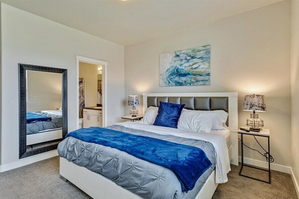 Modern w/ Pool, Gym, Hottub, Golf, Pet Friendly!