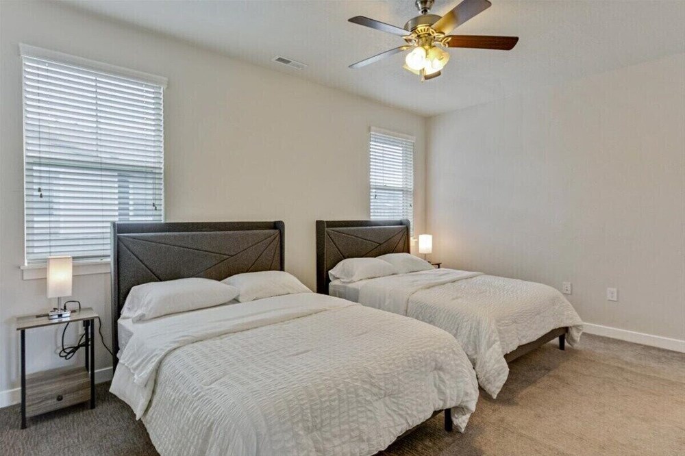 Modern w/ Pool, Gym, Hottub, Golf, Pet Friendly!