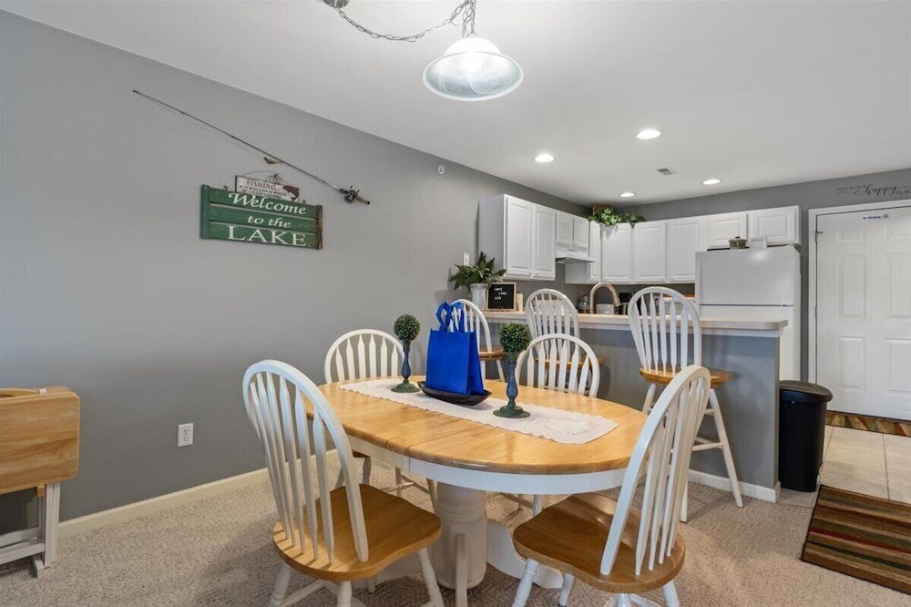 Relaxing Lakefront Condo w/ 2 Heated Pools, Boat Ramp & Slip, Near Golf & Parks