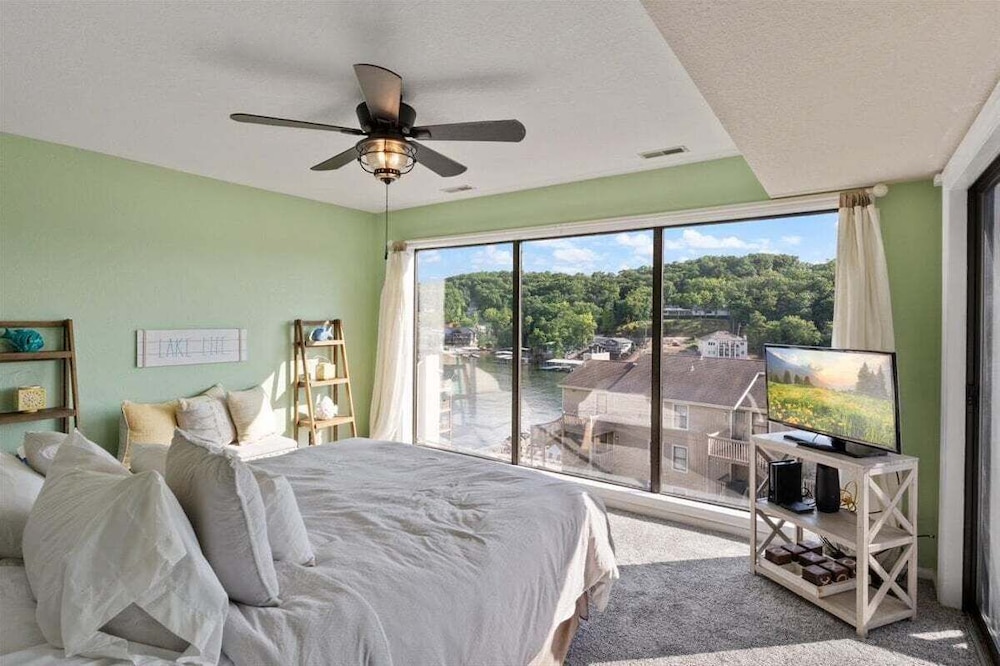 Lakefront Condo w/ Screened Patio, 3 Pools, Boat Slip in Osage Beach
