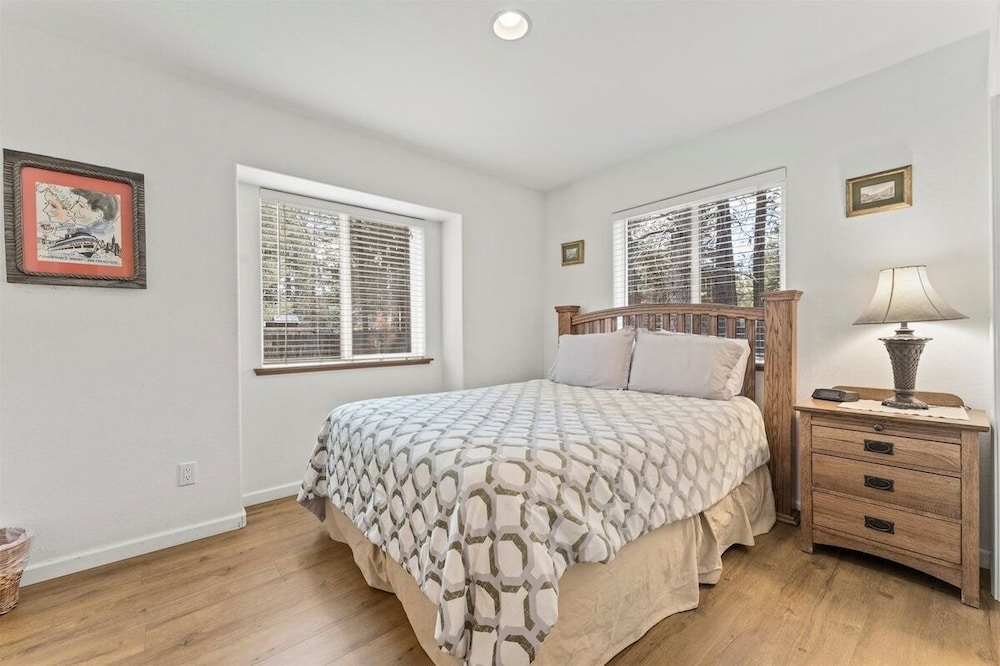Sierra Mountain Lodge 3 Bedroom Home by RedAwning view 2
