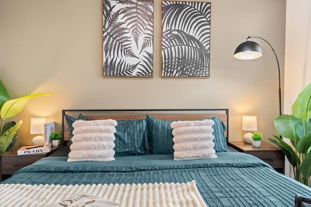 Luxe King 3BR Townhouse in Uptown CLT