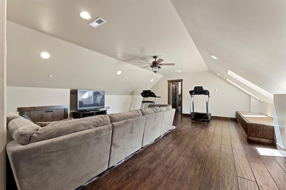 Cyh1012 - Hidden Cedar 5 Bedroom Home