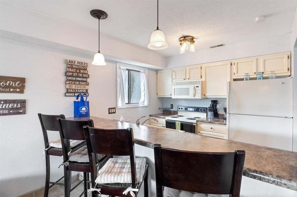 Lakefront Condo w/ Screened Patio, 3 Pools, Boat Slip in Osage Beach