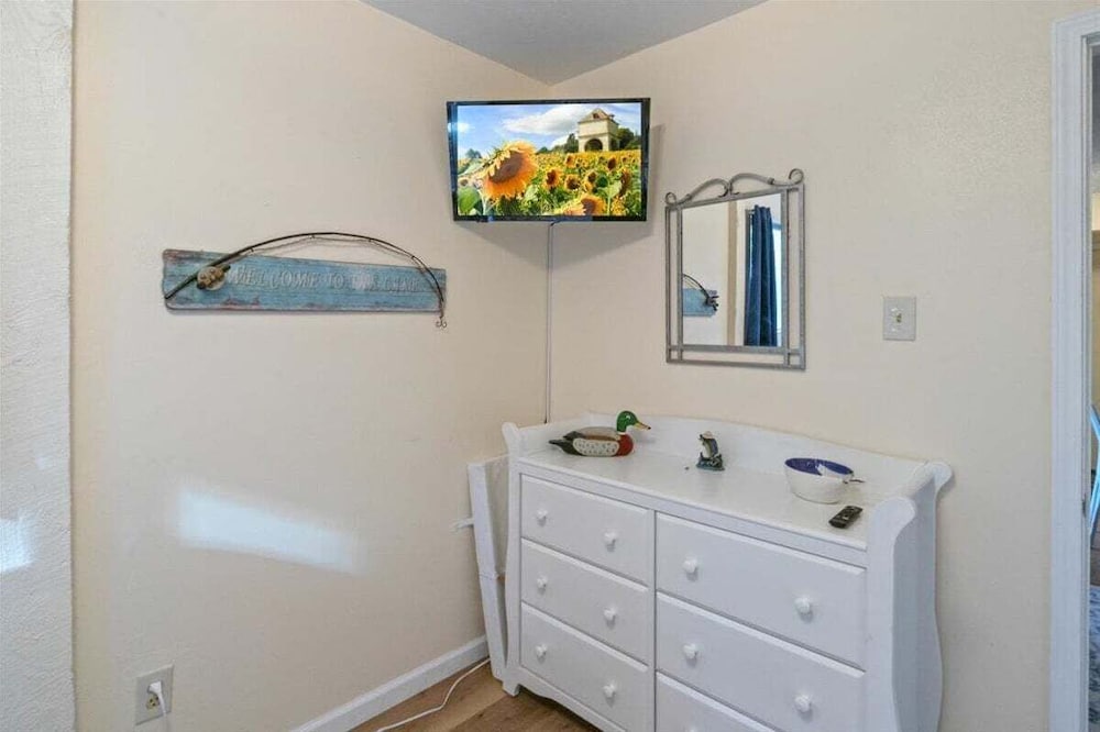 Lakefront Home, Private Dock + Kayaks,arcade Games, Pet Friendly