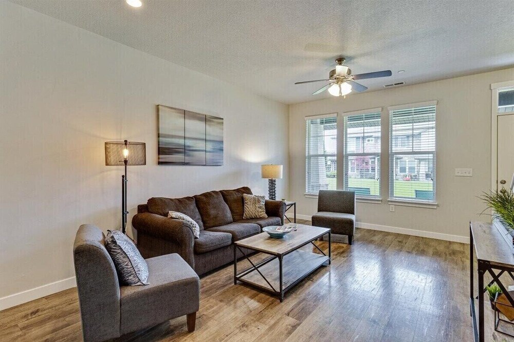 Modern w/ Pool, Gym, Hottub, Golf, Pet Friendly!
