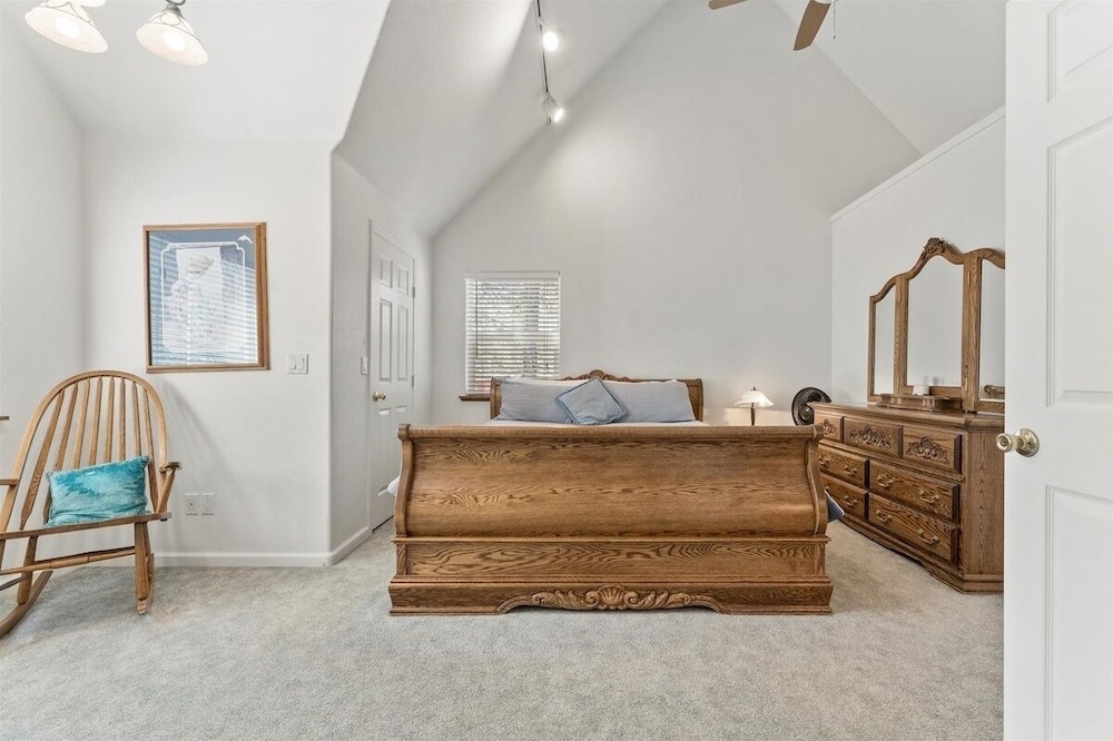 Sierra Mountain Lodge 3 Bedroom Home by RedAwning view 3