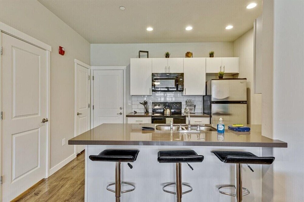 Modern w/ Pool, Gym, Hottub, Golf, Pet Friendly!