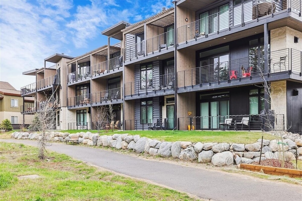 River West 924 2 Bedroom Condo by RedAwning view 3