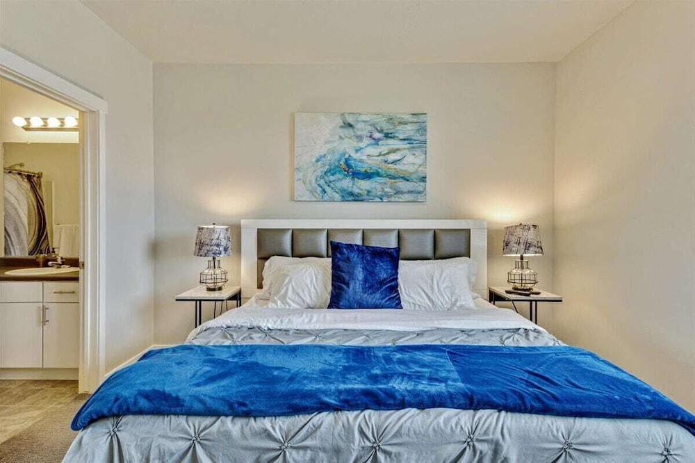 Modern w/ Pool, Gym, Hottub, Golf, Pet Friendly!