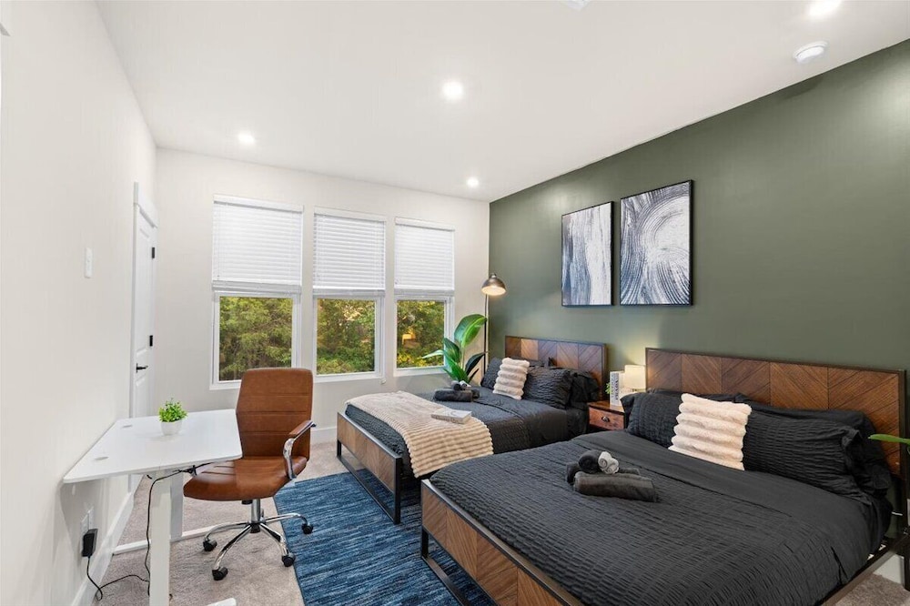 Luxe King 3BR Townhouse in Uptown CLT