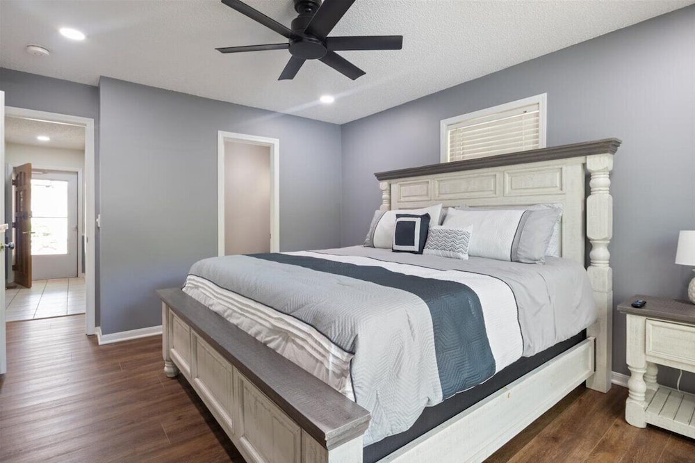 Stunning Views of the 7.5mm, Private Dock, Spacious Decks, Kayaks & More!