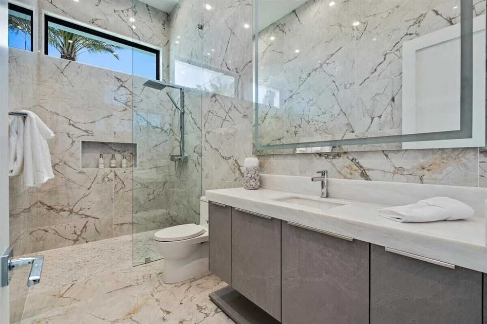 Sleeps 23 Luxury Villa w/ Pool, Hot Tub & Pickleball Court Bravo Villa 10