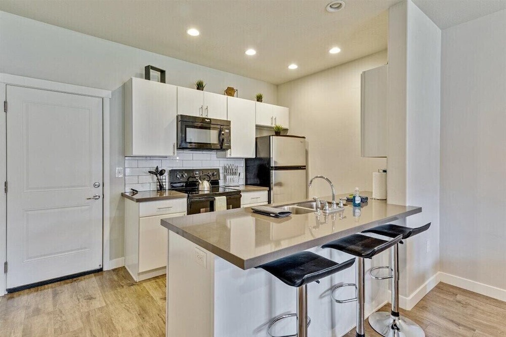 Modern w/ Pool, Gym, Hottub, Golf, Pet Friendly!