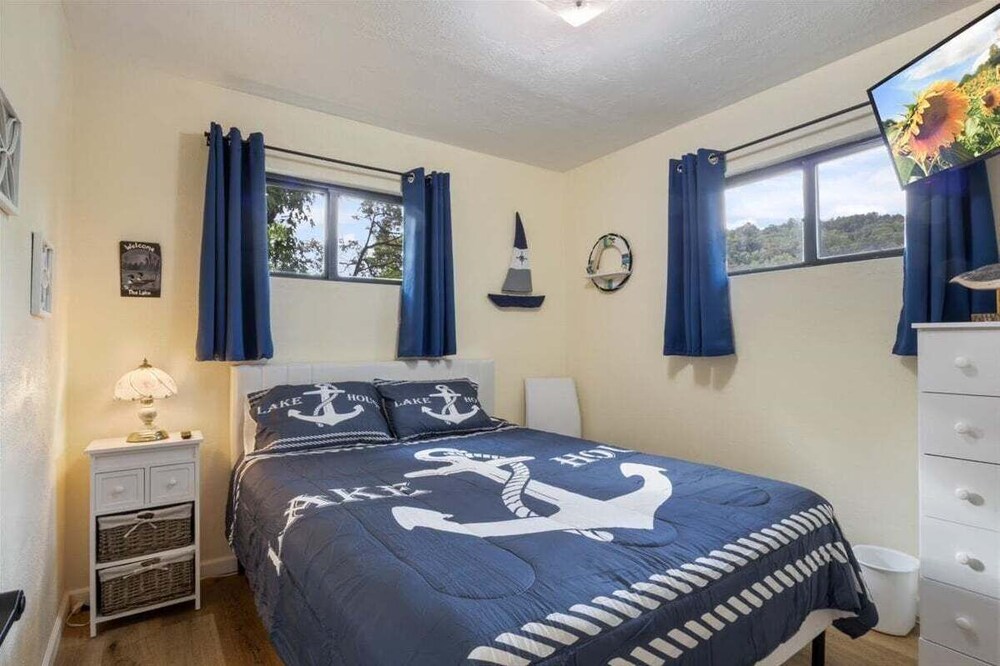 Lakefront Home, Private Dock + Kayaks,arcade Games, Pet Friendly