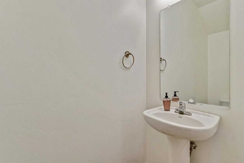 Modern w/ Pool, Gym, Hottub, Golf, Pet Friendly!