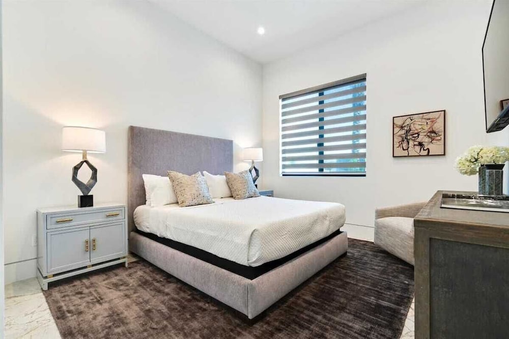 Sleeps 23 Luxury Villa w/ Pool, Hot Tub & Pickleball Court Bravo Villa 10
