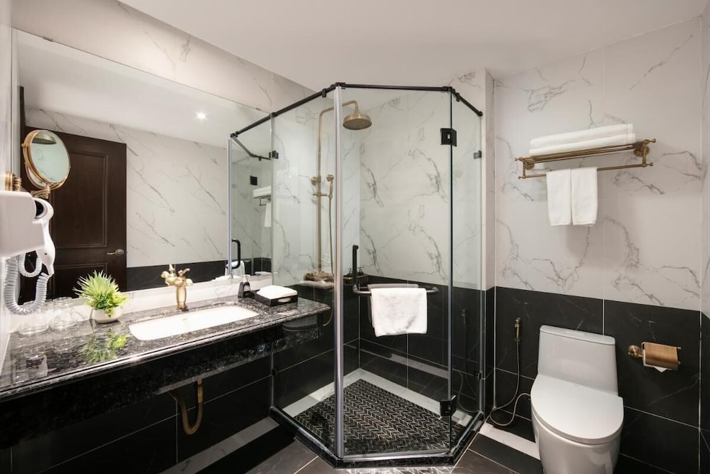 MAY DE Ville Crown Hotel 1