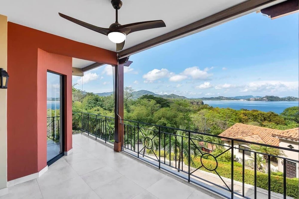 Stylish Villa with Brand-New Furniture, Panoramic Ocean Views, and Infinity Swimming Pool & Hot Tub