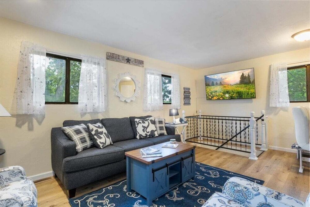Lakefront Home, Private Dock + Kayaks,arcade Games, Pet Friendly
