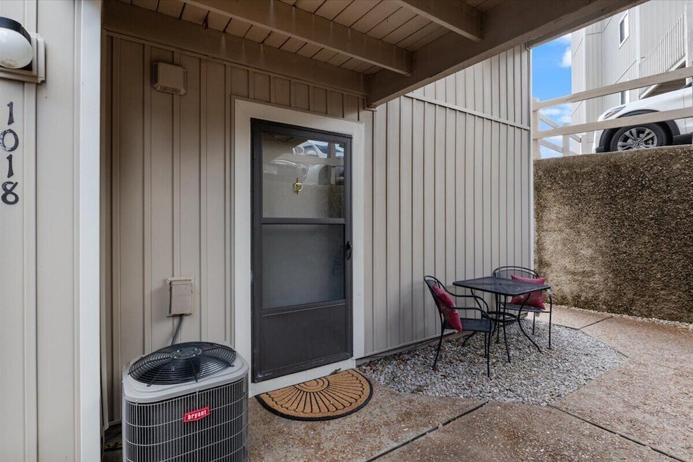 Lakefront Condo w/ Screened Patio, 3 Pools, Boat Slip in Osage Beach