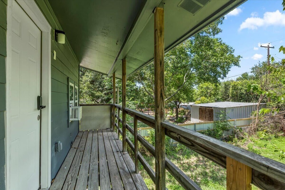 Comfortable 6BR 3BA Home w Large Yard - main view