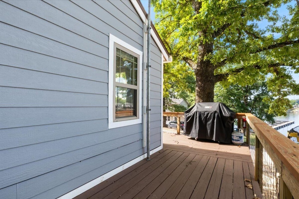 Lakefront Home in a Quiet Cove, Private Dock, Outdoor Dining & Fishing