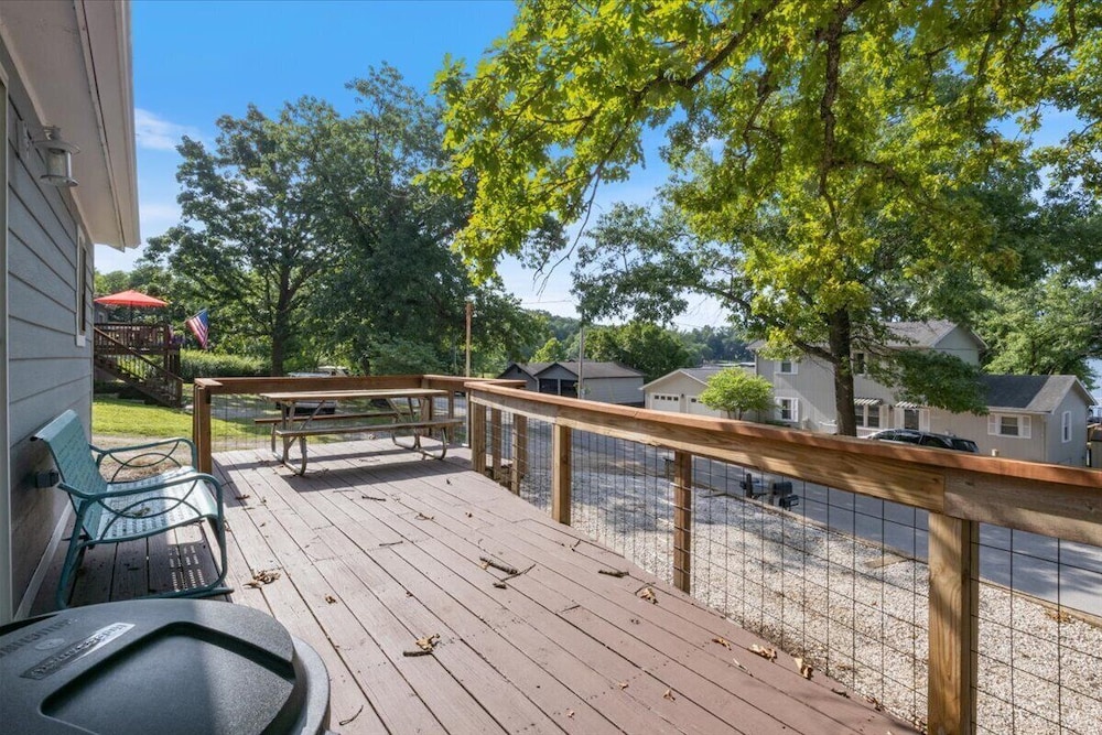 Lakefront Home in a Quiet Cove, Private Dock, Outdoor Dining & Fishing