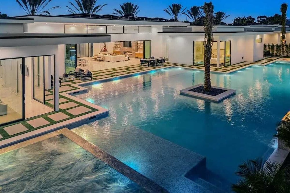Fine Luxe Retreat w/ Pool & Hot Tub Bravo Villa #15 by Avantstay