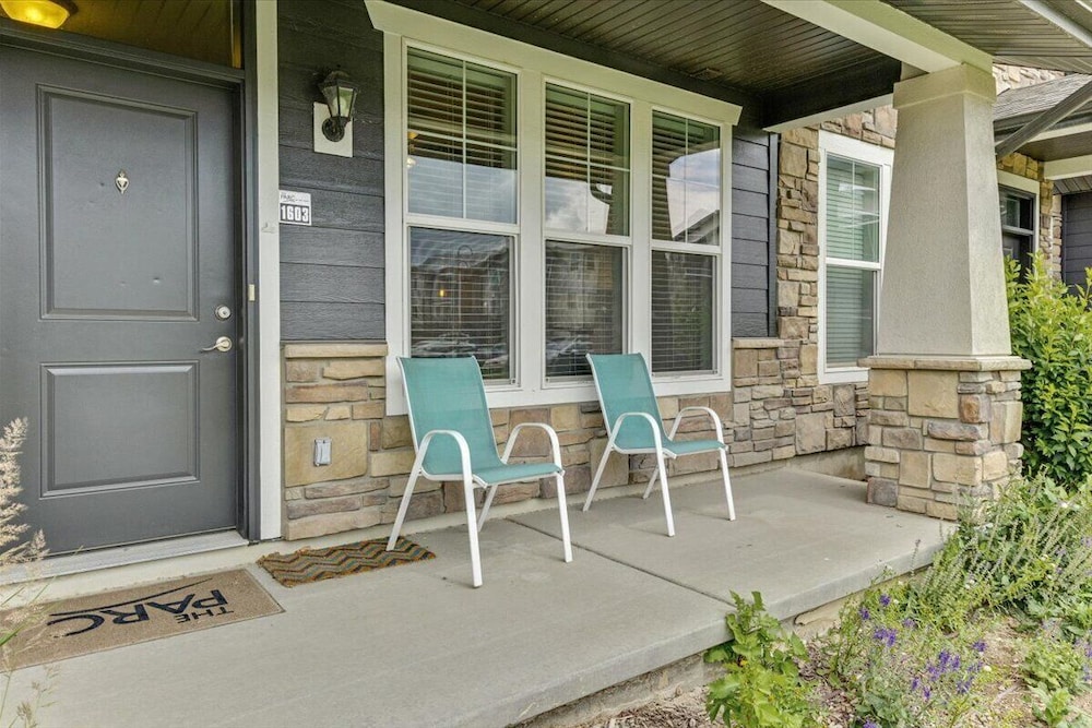 Modern w/ Pool, Gym, Hottub, Golf, Pet Friendly!