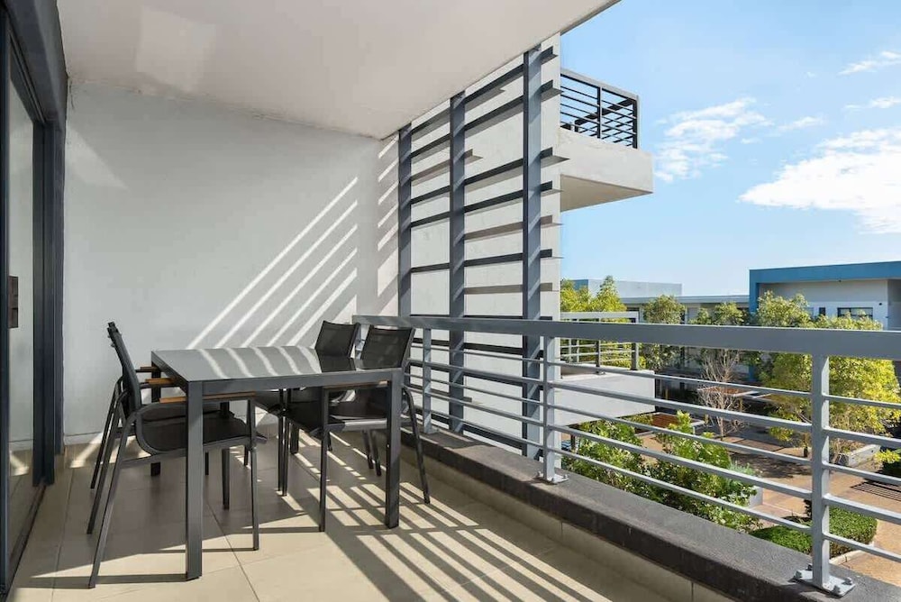 Modern 2 Bed Century City Apartment, Pool + Braai