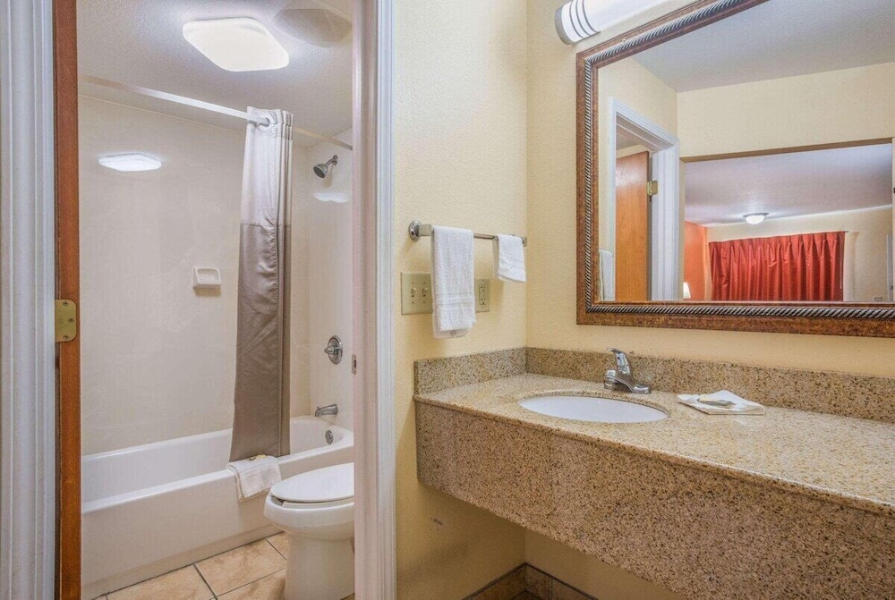 HomeTown Inn & Suites