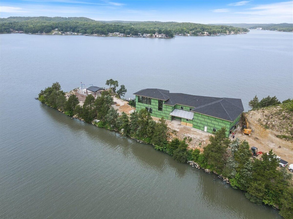 Expansive Lakefront Estate With Private Pool & Movie Theater at 43mm