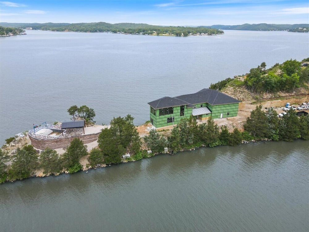 Expansive Lakefront Estate With Private Pool & Movie Theater at 43mm