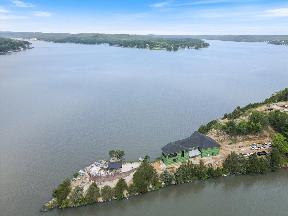 Expansive Lakefront Estate With Private Pool & Movie Theater at 43mm