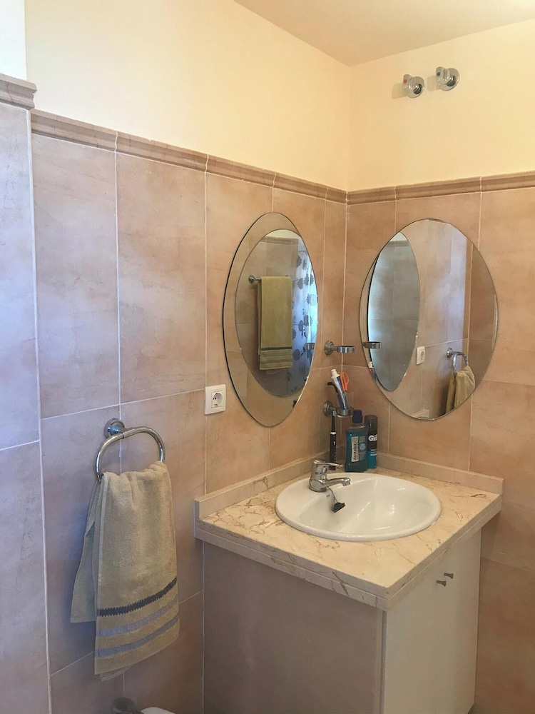 Casares Costa, Vista Bahia,2 Bedroom Bathroom