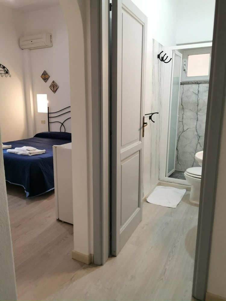 LO NARDO ACCOMMODATION