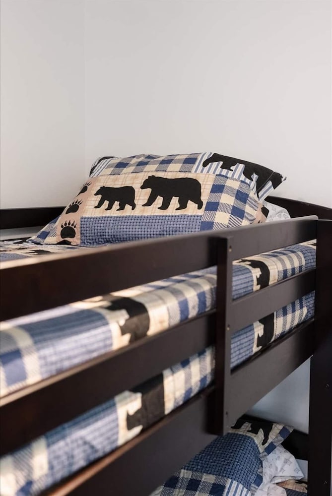 Moose Meadow 5 Bedroom Home by RedAwning
