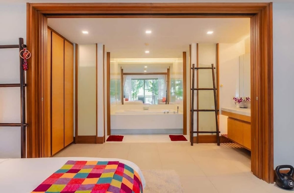 Elegant Beachfront 3BR Condo at Pearl of Naithon