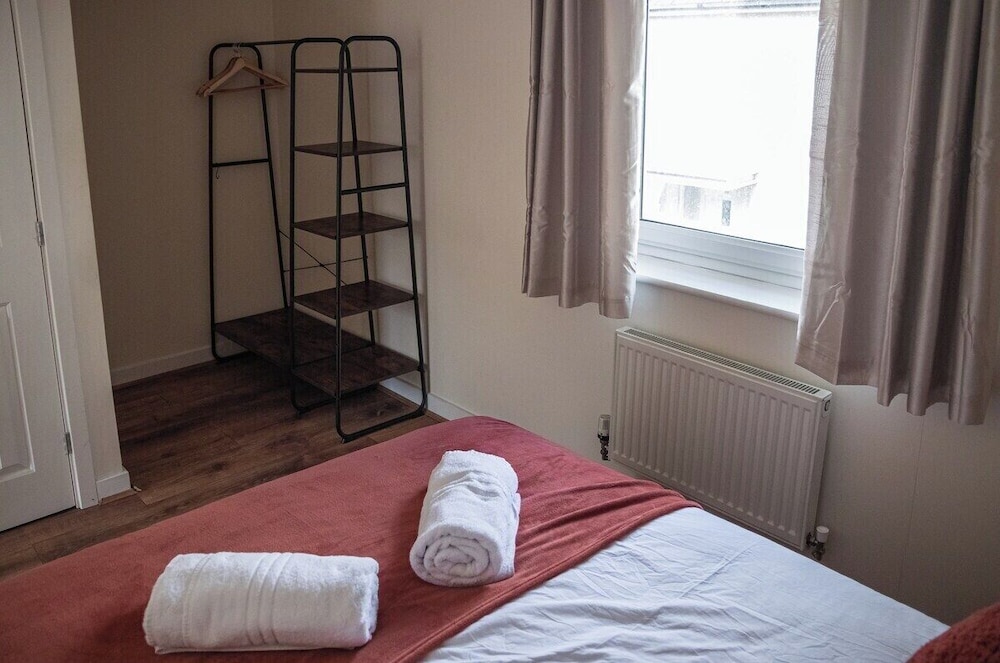 Bright 4-bed Swansea Getaway With Parking