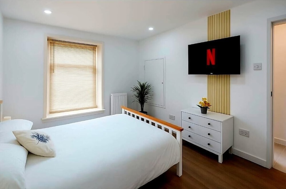 Modern Comforts 4 Bedroom Home for Work & Play